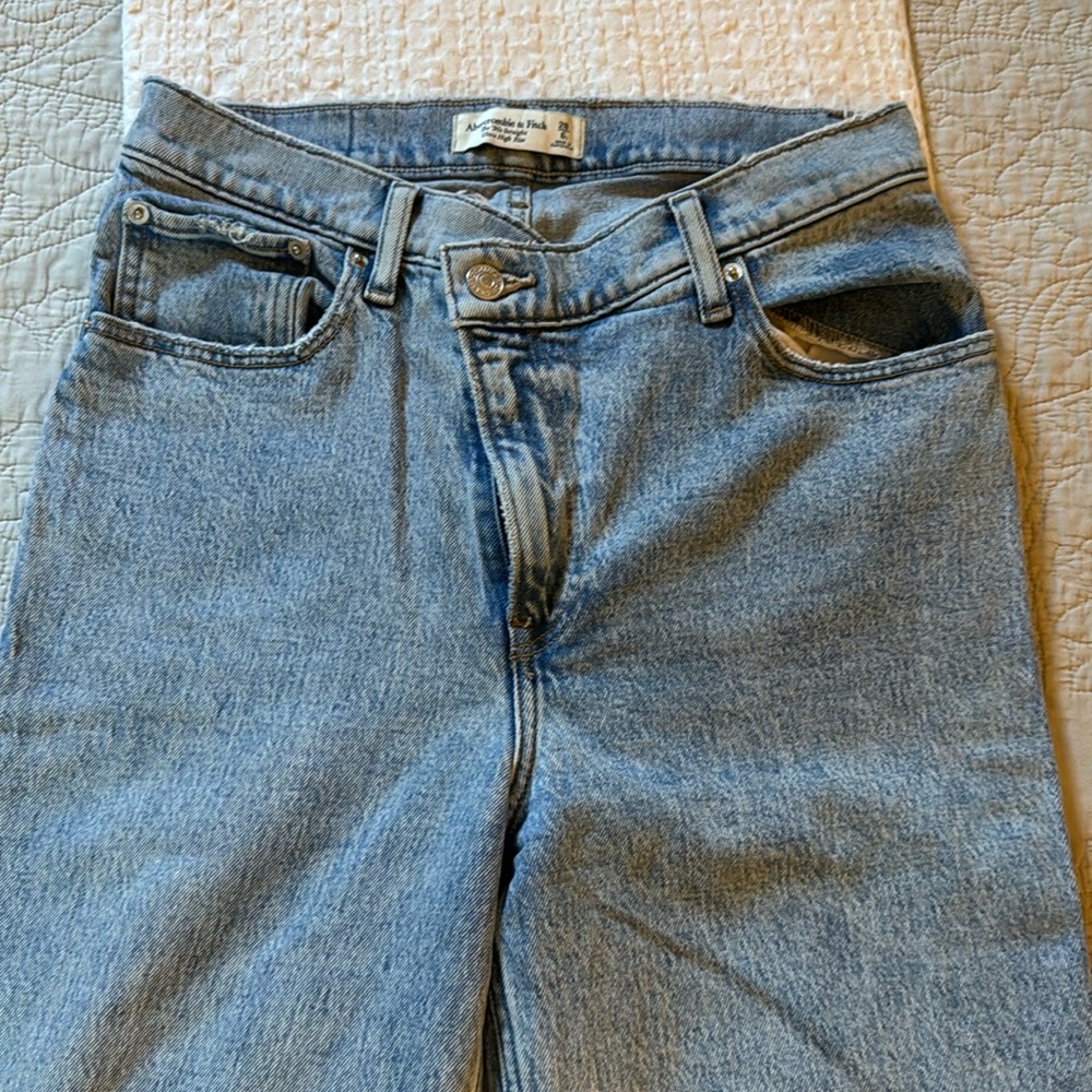 Abercrombie Ultra High Rise 90s Straight Jean, Sz 6L